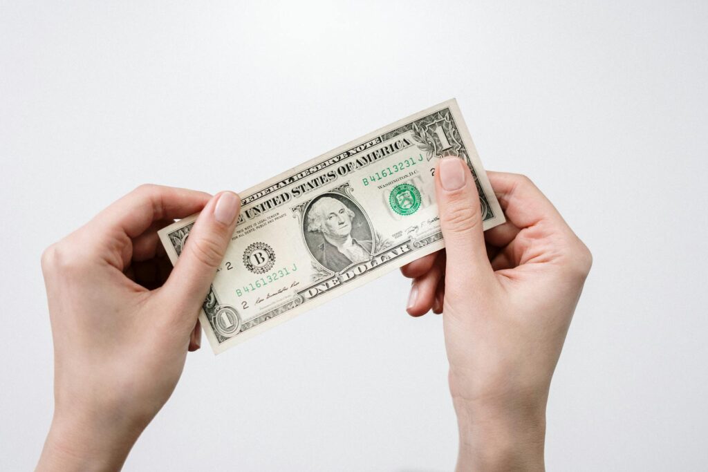 segurando dolar nas maos